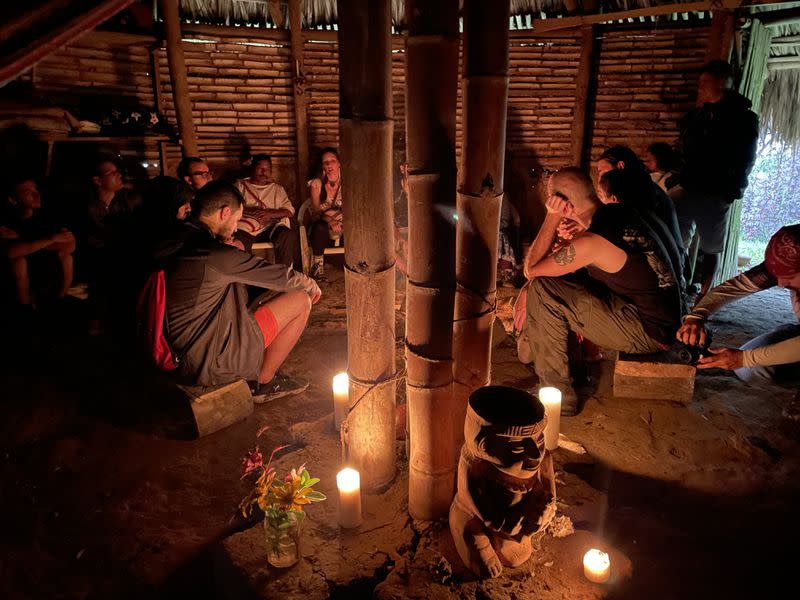 Participantes de la sesión de lanzamiento del Grupo de Trabajo de Compensación de Carbono de Infraestructura Blockchain visitando la casa de un miembro de la Tribu Indígena Wiwa, el 10 de septiembre de 2019. 2022 (Eliza Gkritsi/CoinDesk)