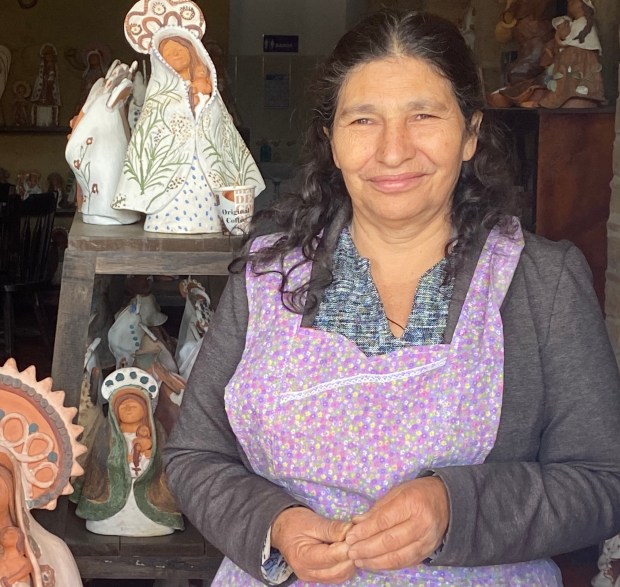 El barro local de Requira, más conocido por sus vasijas, lo utiliza Rosa María Jerez para crear las Vírgenes que vende.  Le da a los visitantes una experiencia de primera mano de la arcilla que hace con sus pies descalzos.  (Janet Podolak ??