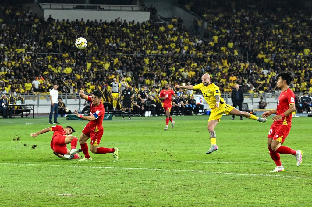 Malasia (de amarillo) venció a Vietnam por 4-0 en un partido de clasificación para la Copa Asiática en junio. Foto: AFP