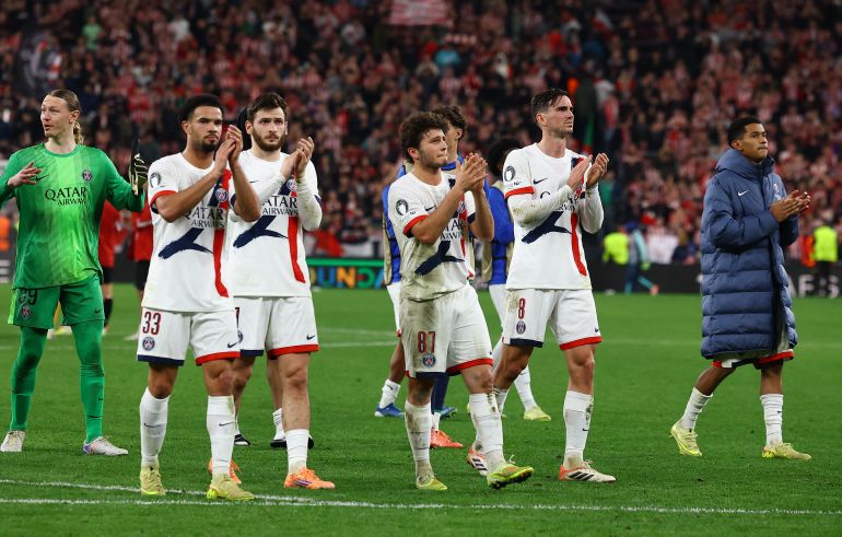 Los jugadores del Paris Saint-Germain Warren Zaire-Emery, Khvicha Kvaratskhelia, Joao Neves y Fabian Ruiz aplauden a la afición tras el partido.