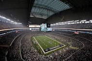     ARCHIVO - Los fanáticos ven el inicio de un partido de fútbol americano de la NFL dentro del estadio AT&T en Nueva...