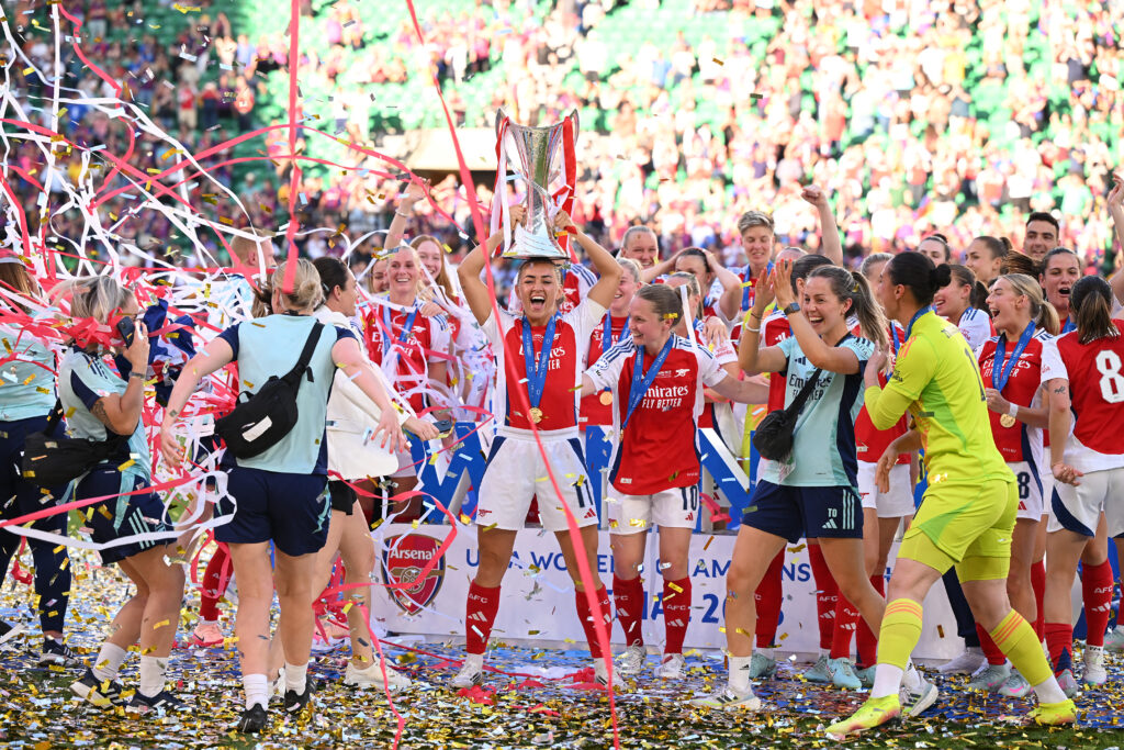 LISBOA, PORTUGAL - 24 DE MAYO: Katie McCabe del Arsenal levanta el trofeo de la Liga de Campeones Femenina de la UEFA durante el partido final de la Liga de Campeones Femenina de la UEFA entre el Arsenal WFC y el FC Barcelona en el estadio José Alvalade el 24 de mayo de 2025 en Lisboa, Portugal. (Foto de David Ramos/Getty Images)
