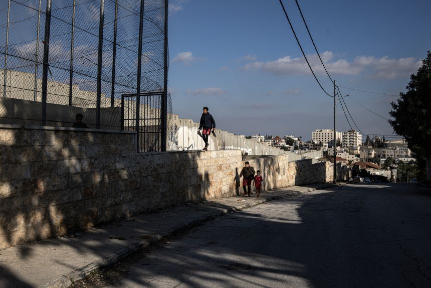 Los niños palestinos se dirigen al parque infantil de Aida a mediados de diciembre.