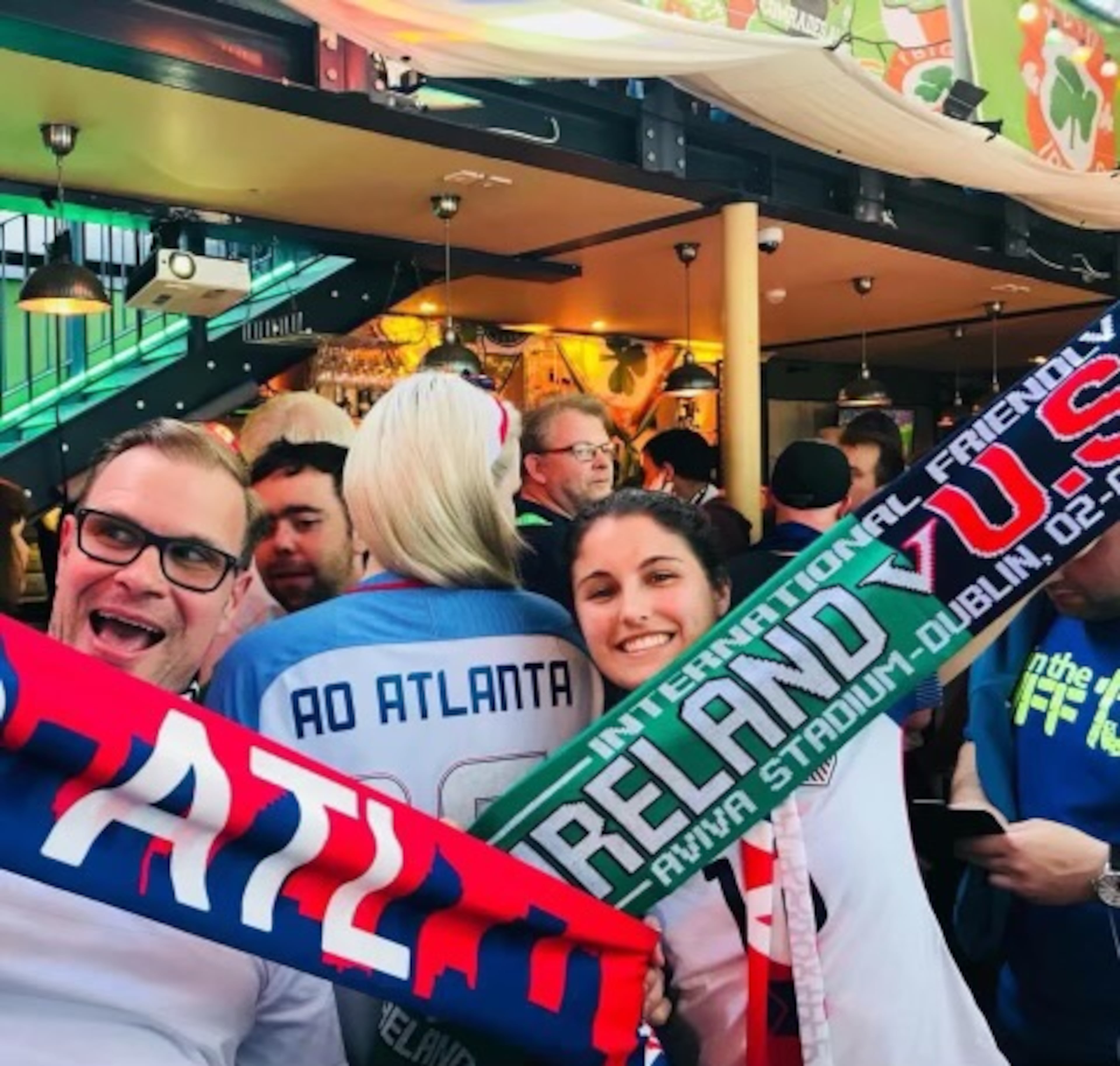 Bert Smith (izquierda) y Kelly Carter (centro) formaron parte de un grupo del capítulo de Atlanta de los American Outlaws que viajó a Dublín, Irlanda, para ver jugar al equipo nacional femenino de EE. UU. el 8 de abril de 2023. (Cortesía de Bert Smith)