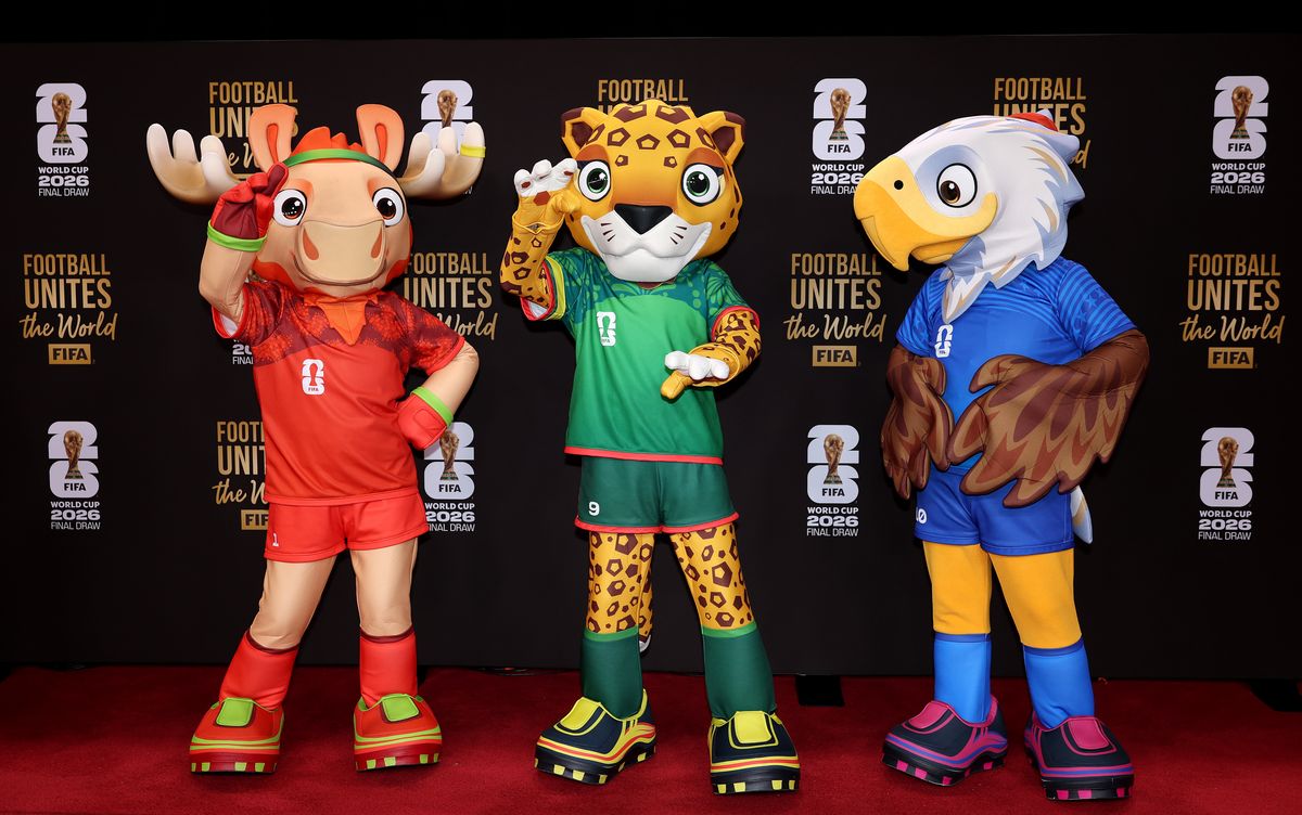 Las mascotas oficiales Maple the Moose de Canadá, Zayu el Jaguar de México y Clutch the Eagle de Estados Unidos caminan por la alfombra roja en el John F. (Foto de Emily Chin - FIFA/FIFA vía Getty Images)
