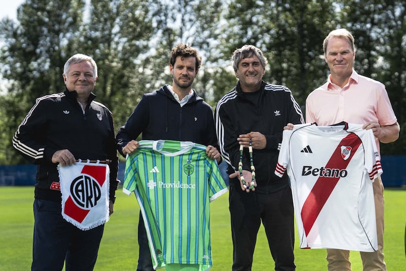 El presidente de Operaciones Comerciales del Sounders (segundo desde la derecha) posa con representantes del club argentino River Plate, que utilizaron las instalaciones de entrenamiento del Sounders durante la Copa Mundial de Clubes de 2025.