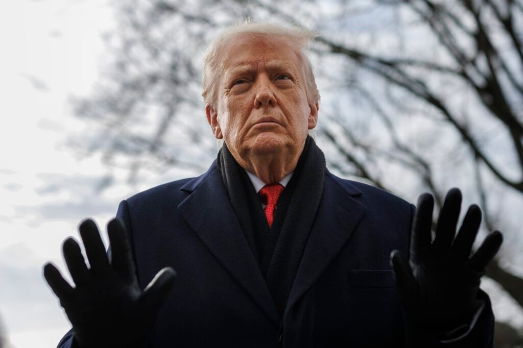 El presidente Donald Trump habla con los periodistas en el jardín sur antes de abordar el Marine One rumbo a la Casa Blanca.