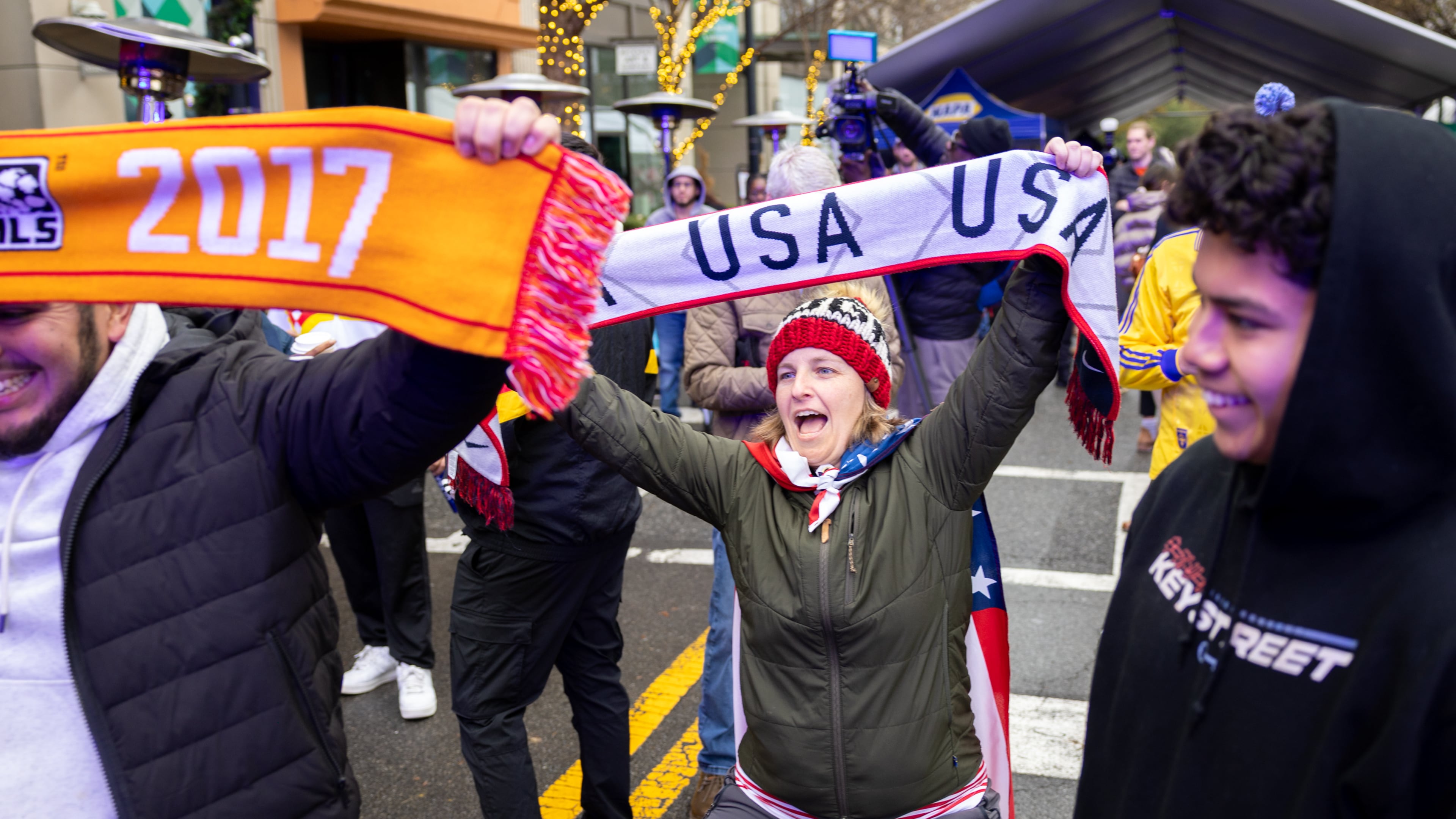 Casey Gooding aplaude durante la Copa Mundial en Buckhead Village en Atlanta, el viernes 5 de diciembre de 2025. (Arvin Temkar/AJC)