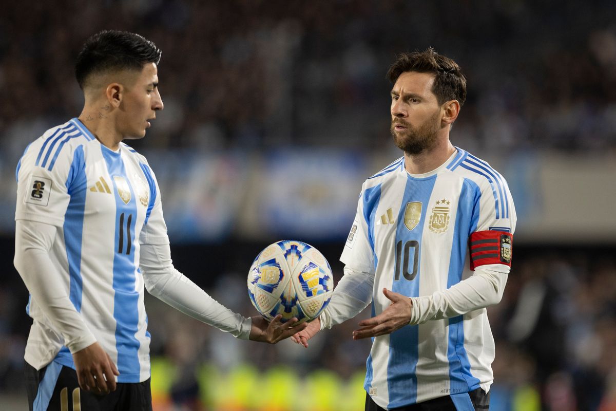 Los argentinos Lionel Messi y Thiago Almada compiten durante el clasificatorio sudamericano para la Copa Mundial de la FIFA 2026 entre Argentina y Colombia en el Estadio Mas Monumental el 10 de junio de 2025 en Buenos Aires, Argentina.