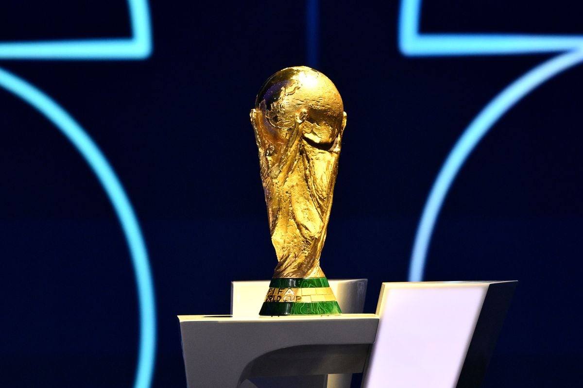 El trofeo de la Copa Mundial de la FIFA en exhibición durante el sorteo oficial de la Copa Mundial de la FIFA 2026.