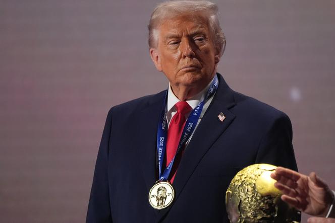 El presidente Donald Trump está junto a la Copa Mundial de la FIFA después de recibir el Premio de la Paz de la FIFA durante la Copa Mundial de la FIFA 2026 en el Kennedy Center en Washington el 5 de diciembre de 2026.