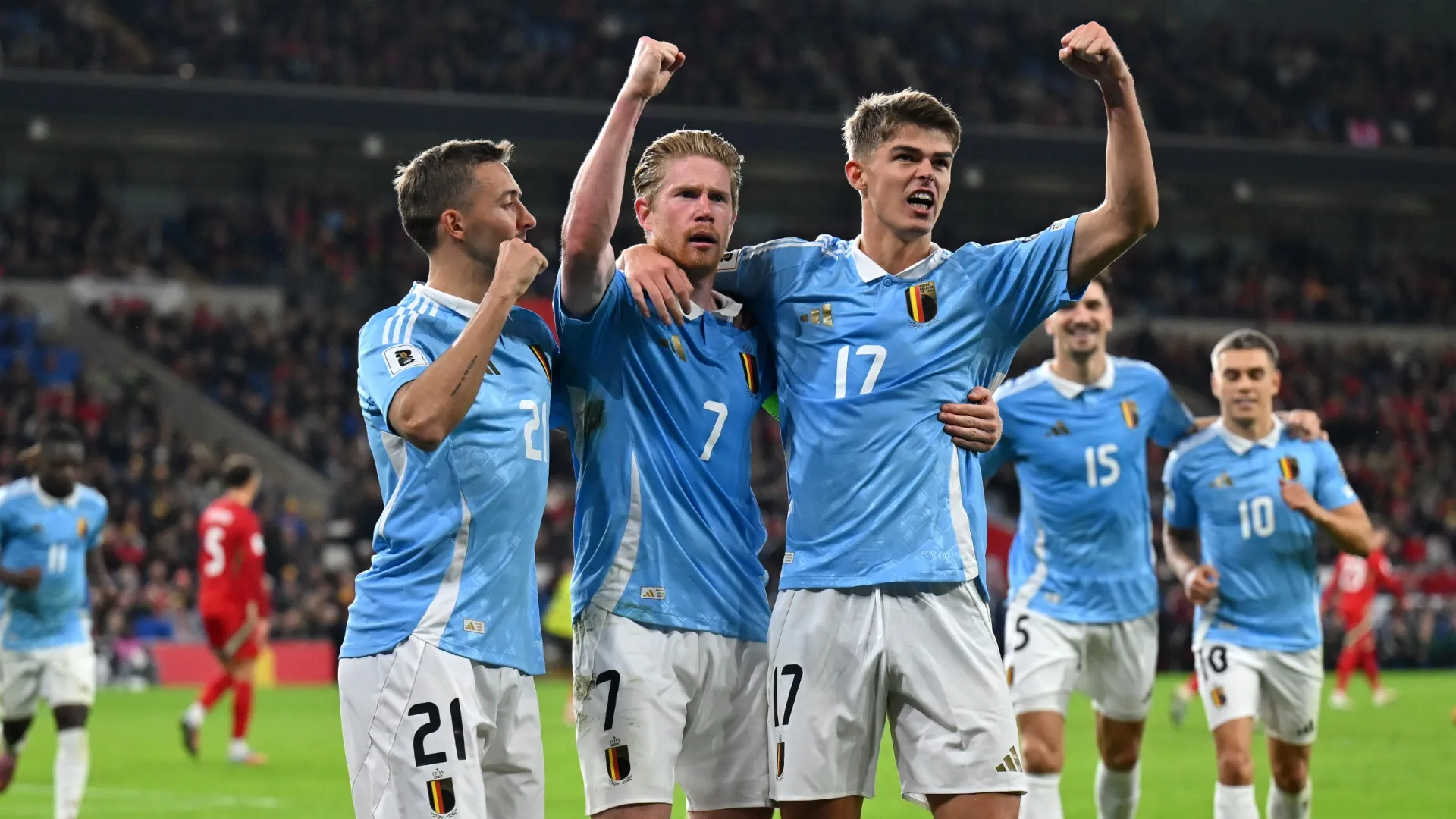 Kevin De Bruyne, de Bélgica, celebra con sus compañeros Timothée Castan y Charles De Ketelaer tras anotar para Gales.