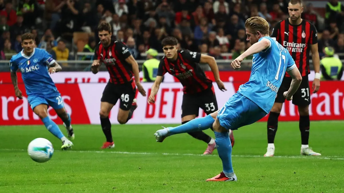 Kevin De Bruyne de Napoli marca un penalti durante el partido de Serie A entre el AC Milan y Napoli en el Stadio Giuseppe Meazza el 28 de septiembre de 2025 en Milán, Italia.