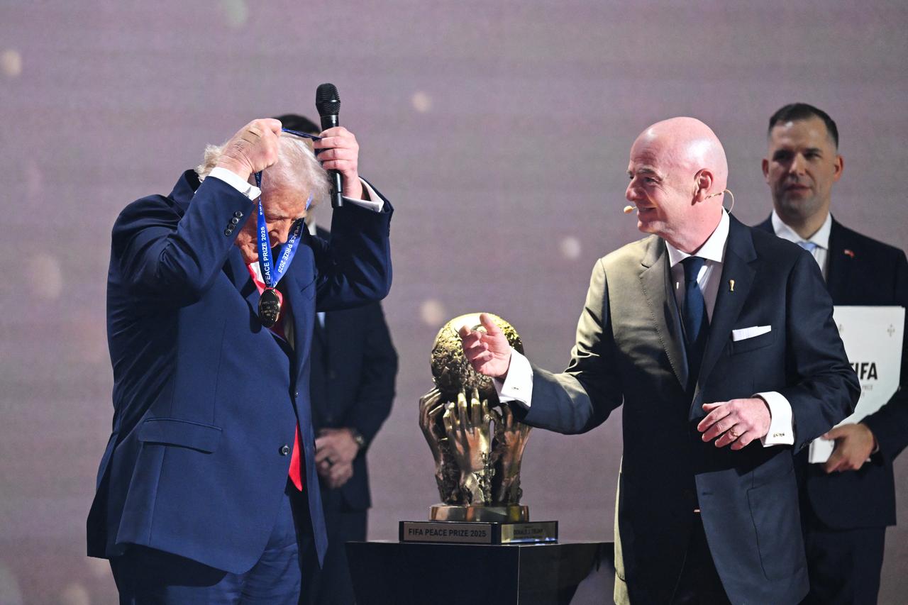 Trump recibe el Premio Inaugural de la Paz de la FIFA en el sorteo de la Copa Mundial 2026 en Washington