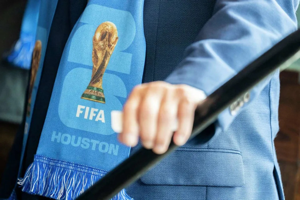 El alcalde de Houston, John Whitmire, usa una bufanda de la FIFA sobre sus hombros durante la Copa Mundial de la FIFA 2026 en Houston, el viernes 5 de diciembre de 2025. (Jason Fochtman/Houston Chronicle)