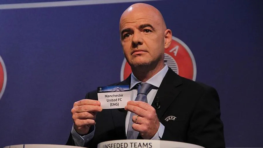 El secretario general de la UEFA, Gianni Infantino, ha elegido el nombre del Manchester United para la fase de grupos de la Liga de Campeones 2015-16.