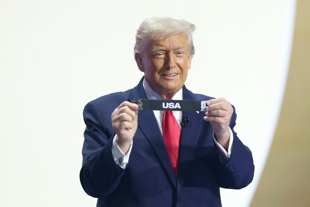 El presidente estadounidense, Donald Trump, retira la tarjeta de Estados Unidos durante el sorteo oficial de la Copa Mundial de la FIFA 2026 en el Centro John F. Kennedy para las Artes Escénicas.