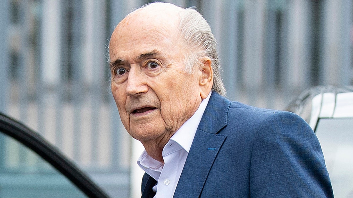 Sepp Blatter está mirando