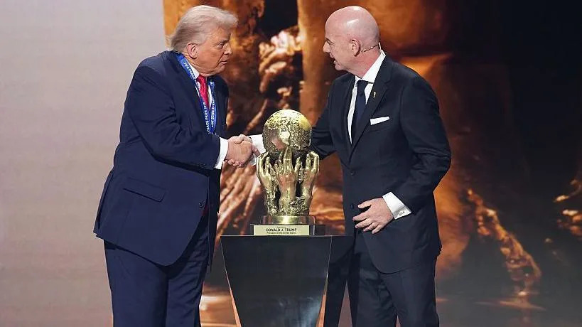El presidente de Estados Unidos, Donald Trump, recibe el Premio de la Paz de la FIFA de manos del presidente de la FIFA, Gianni Infantino, en la Copa Mundial de la FIFA 2026.