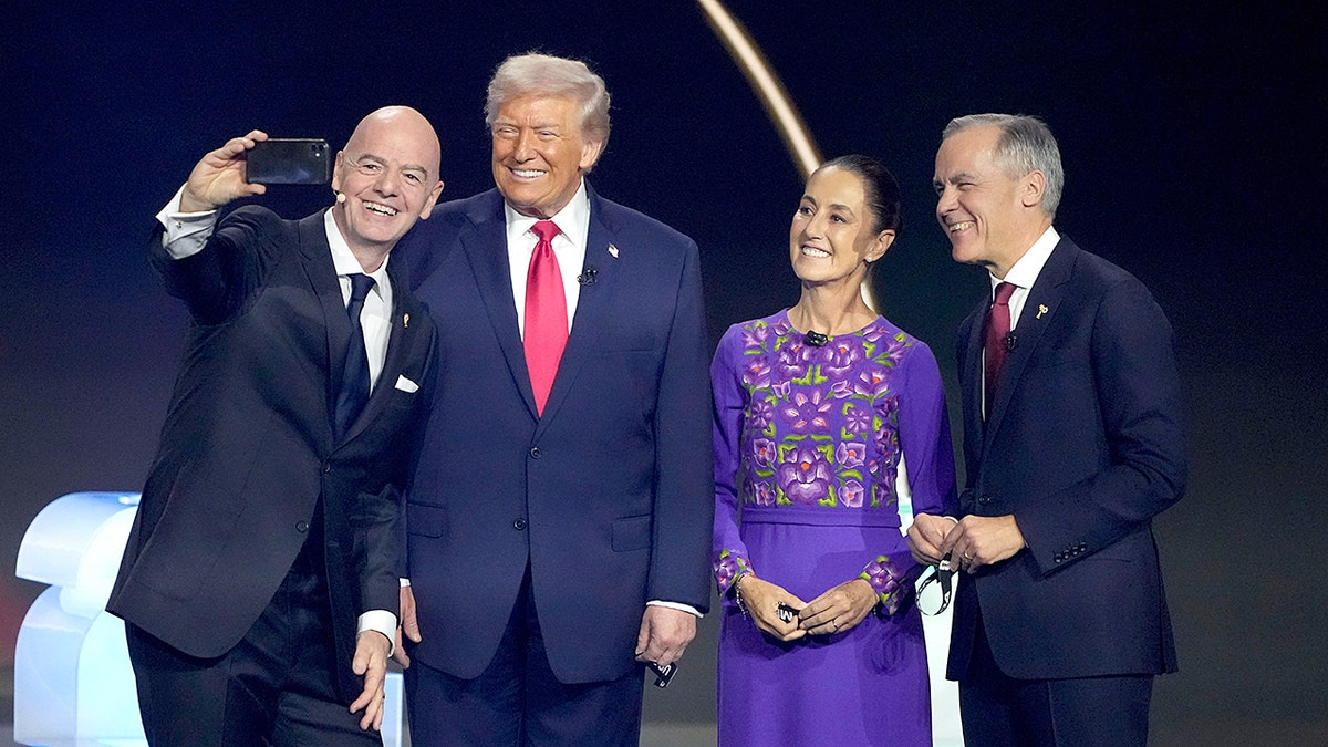 Trump, Sheinbaum y Carney con la FIFA en el sorteo del Mundial 2026