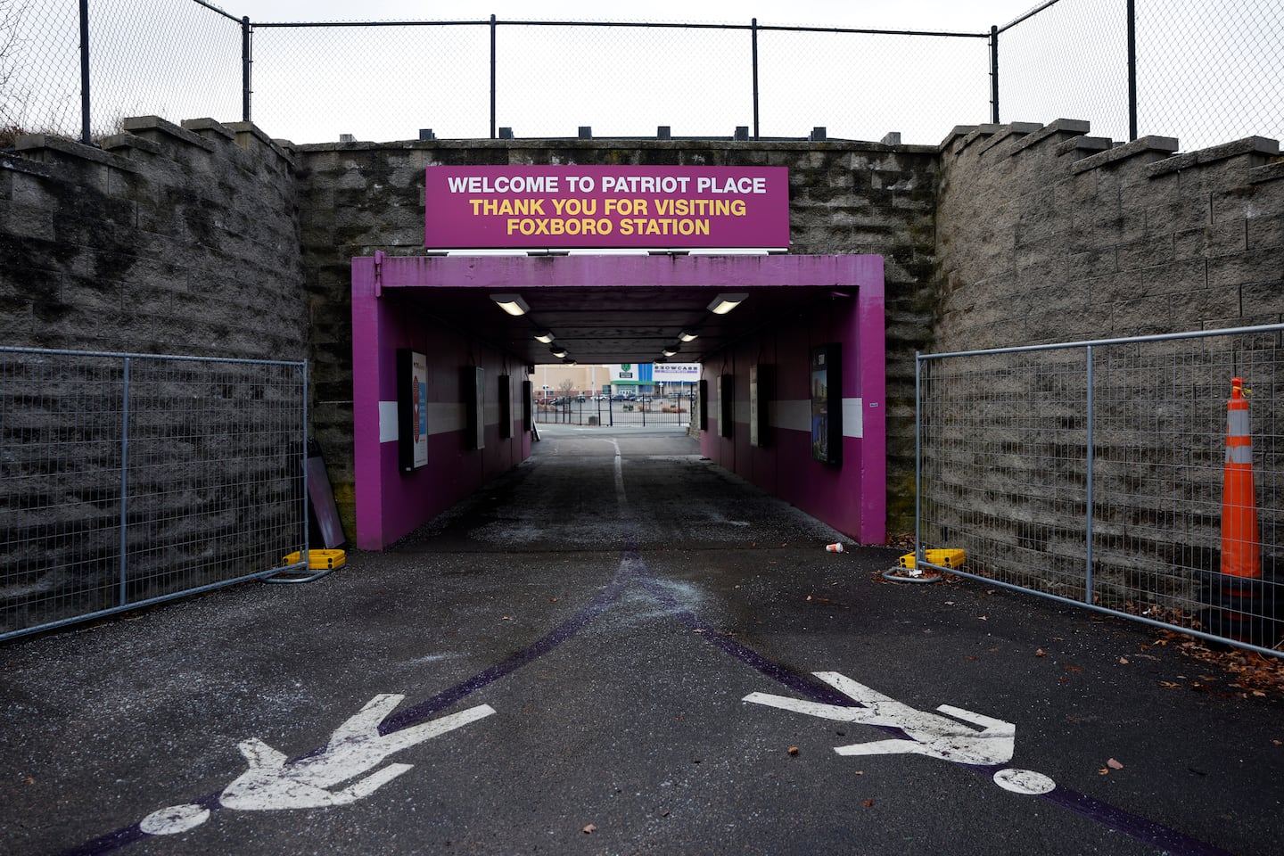 Una pasarela que conecta la estación de trenes de cercanías con el estadio Gillette.