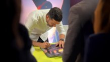 Sesión de firma del artista de Los Ángeles Tib Delaport-Richard en el evento Hace un año organizado por el Comité Anfitrión de la Copa Mundial 2026 de Los Ángeles en junio de 2025.