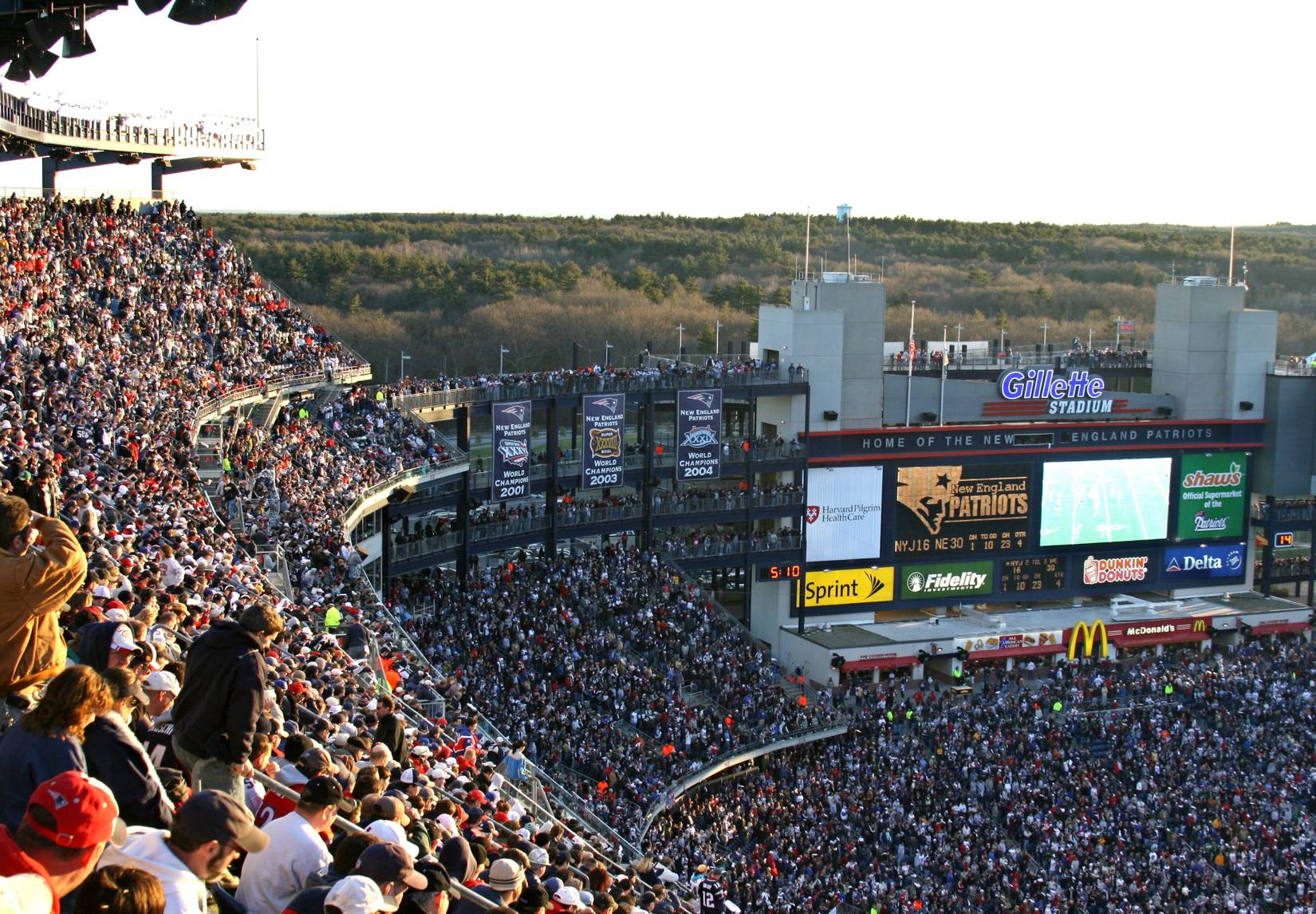 Los fanáticos aplauden en el estadio Gillette en Foxborough, Massachusetts, 22 millas al suroeste de Boston.