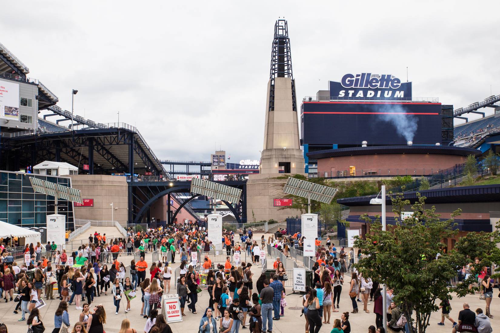 Los aficionados esperan para entrar al Estadio Gillette/Estadio de Boston en Foxboro, Massachusetts