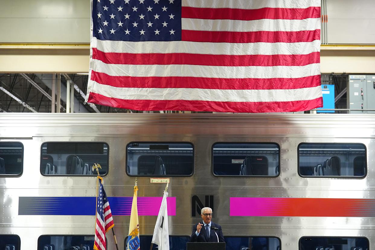 El presidente y director ejecutivo de NJ Transit, Chris Colluri, habla en una conferencia de prensa frente al nuevo vagón Multilevel III, el lunes 13 de abril de 2026, en Kearney.