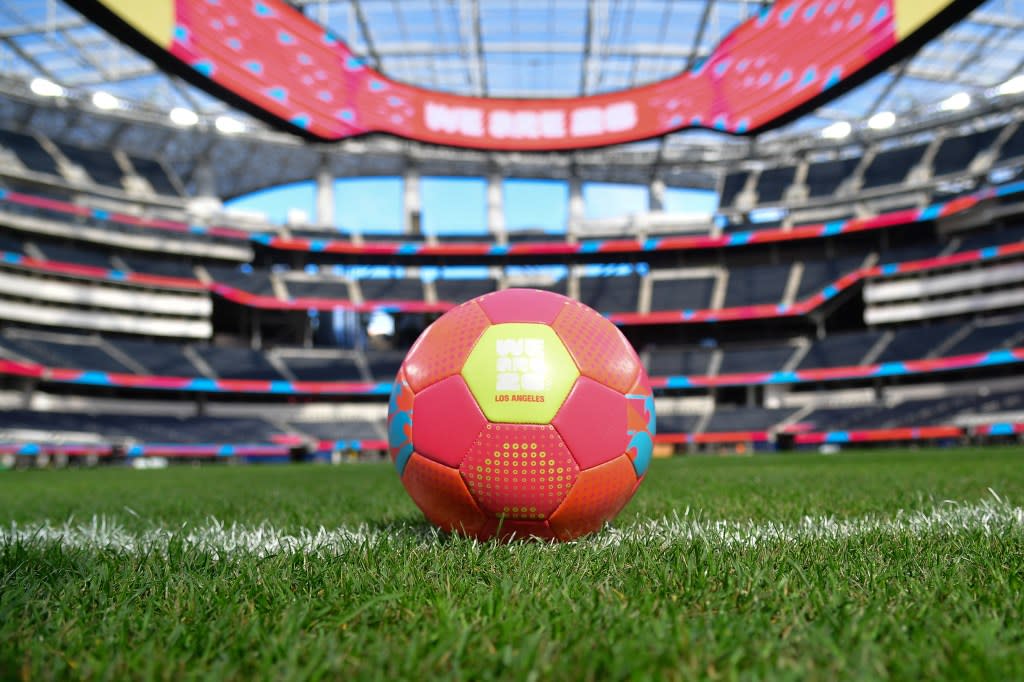 El balón de la Copa Mundial 2026 de Los Ángeles aparece en la fotografía durante la inauguración del nuevo campo de fútbol de prueba antes del partido de la Liga de las Naciones y la Copa Mundial 2026 en el estadio SoFi. IMÁGENES IMÁGENES a través de Reuters Connect