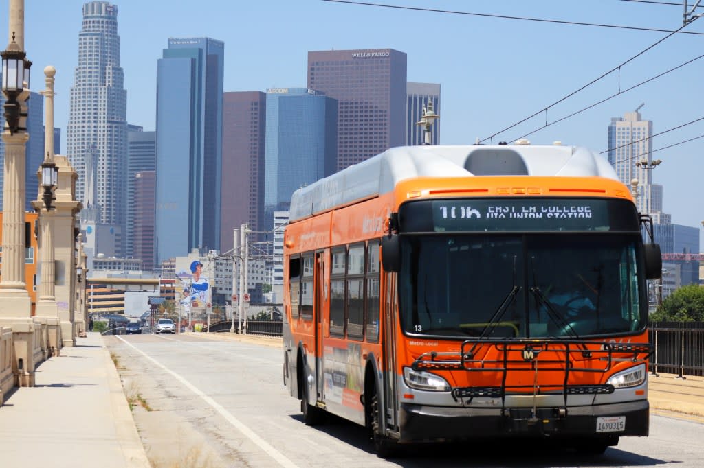 Autobús LA METRO en el centro de Los Ángeles. Shutterstock / Walter Cicchetti