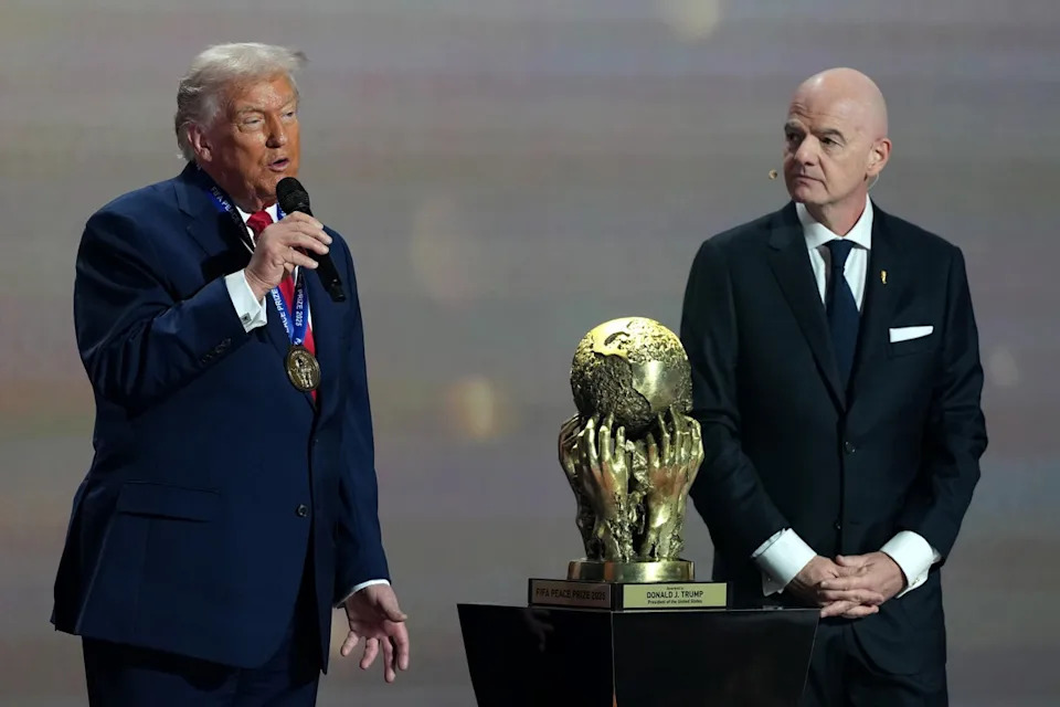Trump con el presidente de la FIFA, Gianni Infantino, durante el sorteo de la Copa del Mundo. Una moratoria nacional de ICE durante la duración del torneo de 39 días podría ser beneficiosa tanto para la administración Trump como para el organismo internacional del fútbol, ​​dicen expertos de la FIFA (Getty Images)