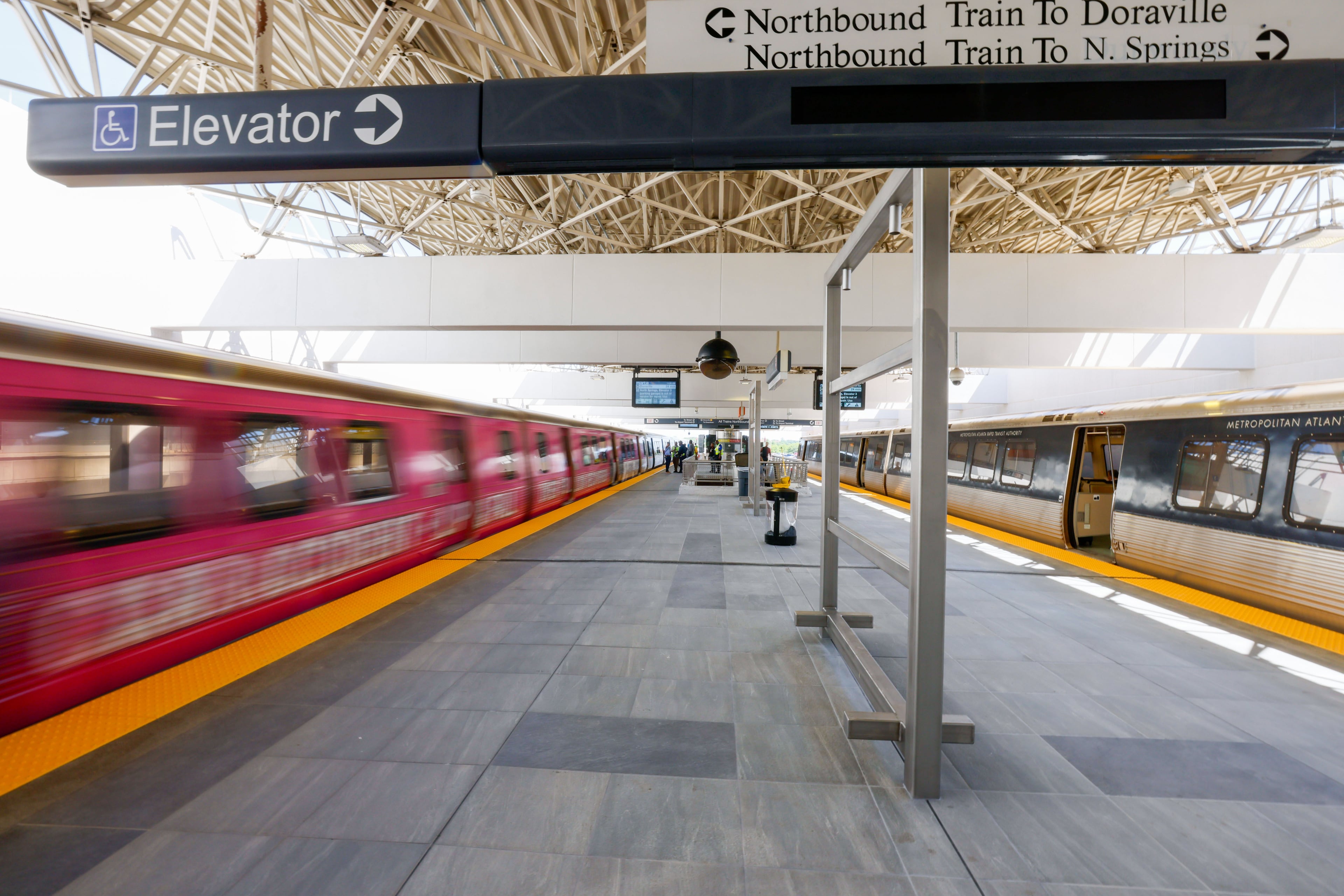 MARTA espera 45.000 ciclistas adicionales los días de partido. Eso no tiene en cuenta el número de pasajeros adicionales, ya que los viajeros utilizan MARTA para llegar a la ciudad desde el Aeropuerto Internacional Hartsfield-Jackson de Atlanta. (Miguel Martínez/AJC)