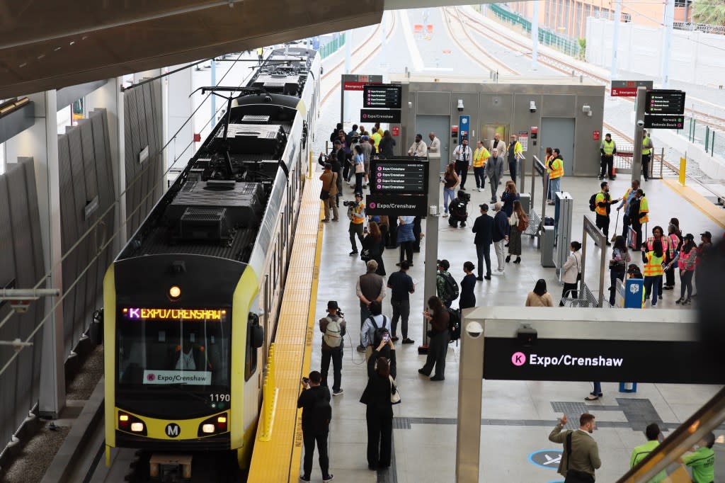 Los funcionarios llegan en tren para asistir a la gran inauguración del LAX/Metro Transit Center el viernes 6 de junio de 2025 en Los Ángeles. Los Ángeles Times a través de Getty Images