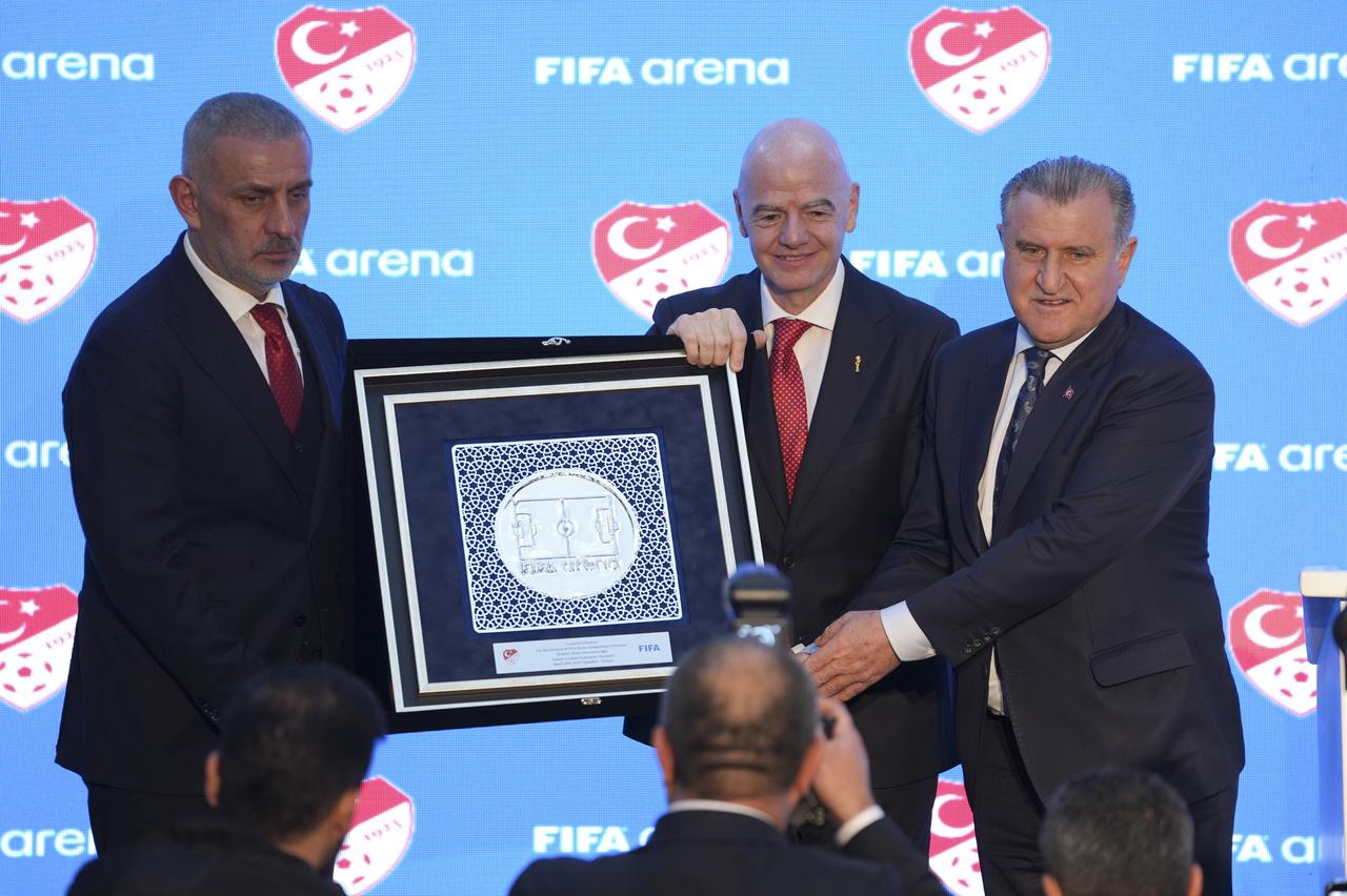 El ministro de Juventud y Deportes, Osman Askin Bak (derecha), y el presidente de la TFF, Ibrahim Hajiosmanoglu (izquierda), entregaron un regalo al presidente de la FIFA, Gianni Infantino (centro). Estambul, Turquía, 10 de abril de 2026. (Foto AA)