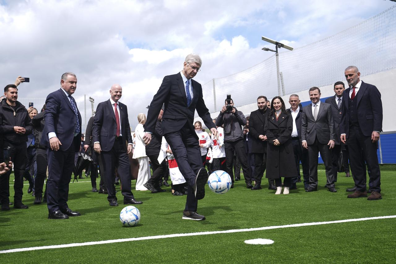 Arsene Wenger, Director de Desarrollo del Fútbol Mundial de la FIFA, estuvo presente en el evento. Estambul, Turquía, 10 de abril de 2026. (Foto AA)