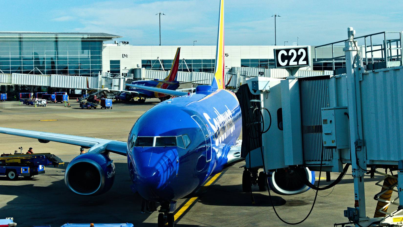 Un avión de Southwest Airlines en la puerta de la terminal del Aeropuerto Internacional de Nashville (BNA) mientras los pasajeros abordan el puente de embarque de pasajeros.