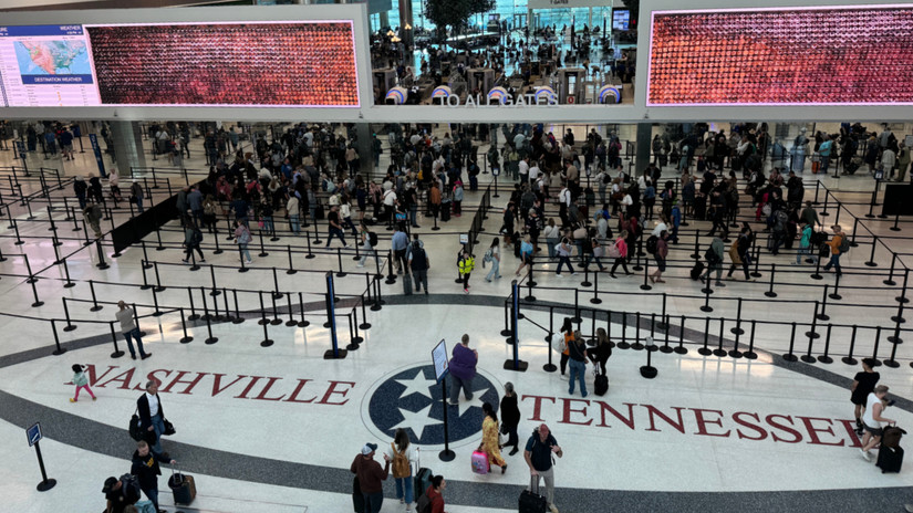 Multitudes se reúnen en el Aeropuerto Internacional de Nashville (BNA) en medio de la ajetreada temporada de viajes