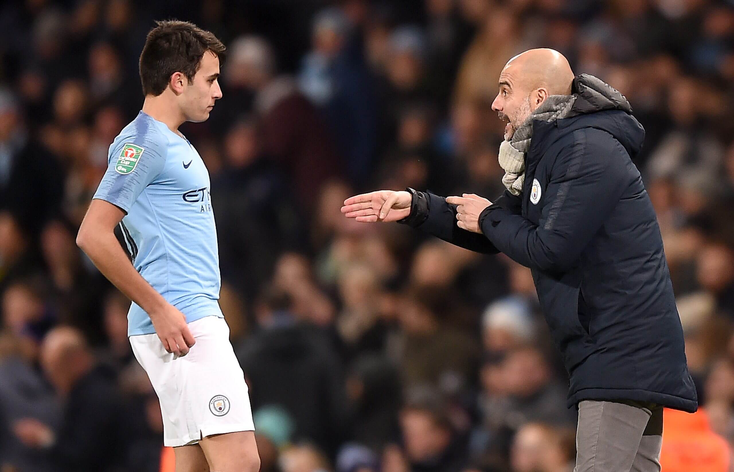 García recibe instrucciones de Guardiola durante el partido de ida de semifinales de la Copa EFL contra Burton Albion en enero de 2019.