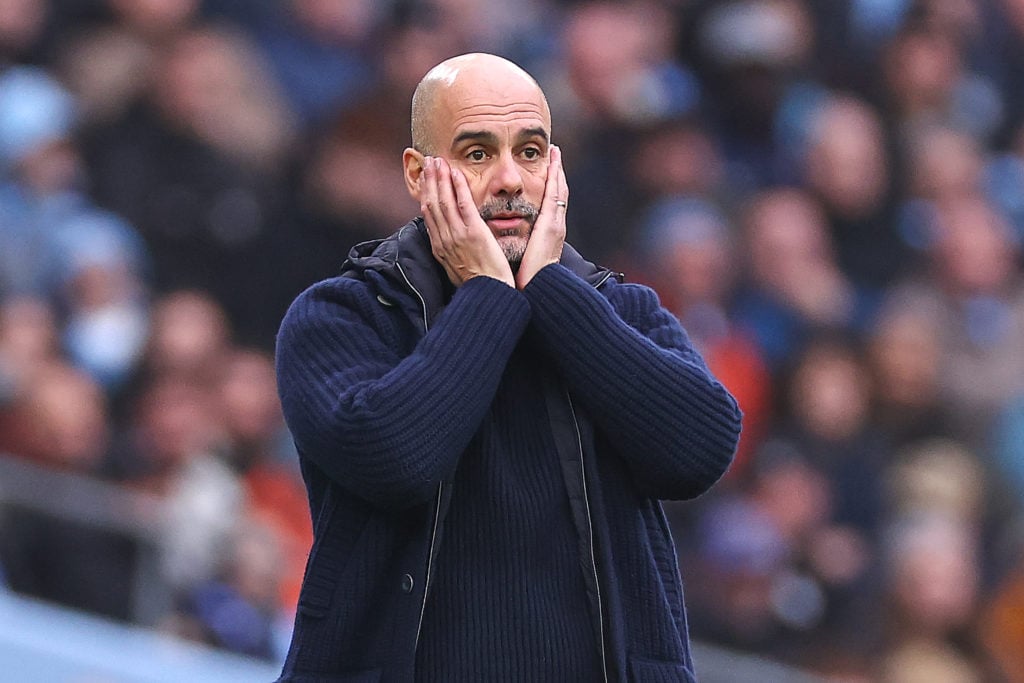 El entrenador del Manchester City, Pep Guardiola, está fuera del campo.