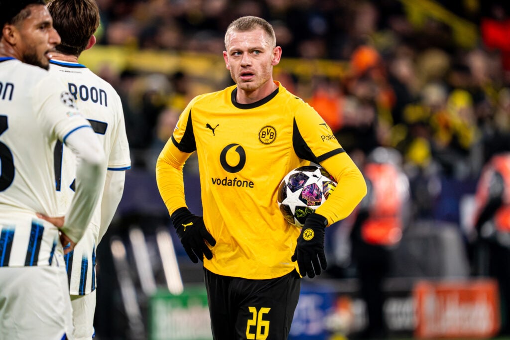 Julian Ryerson analiza la UEFA Champions League 2025-26. Borussia v Atalanta partido de ida de la ronda de playoffs en el BVB Stadion Dortmund el 17 de febrero de 2026 en Dortmund, Alemania.
