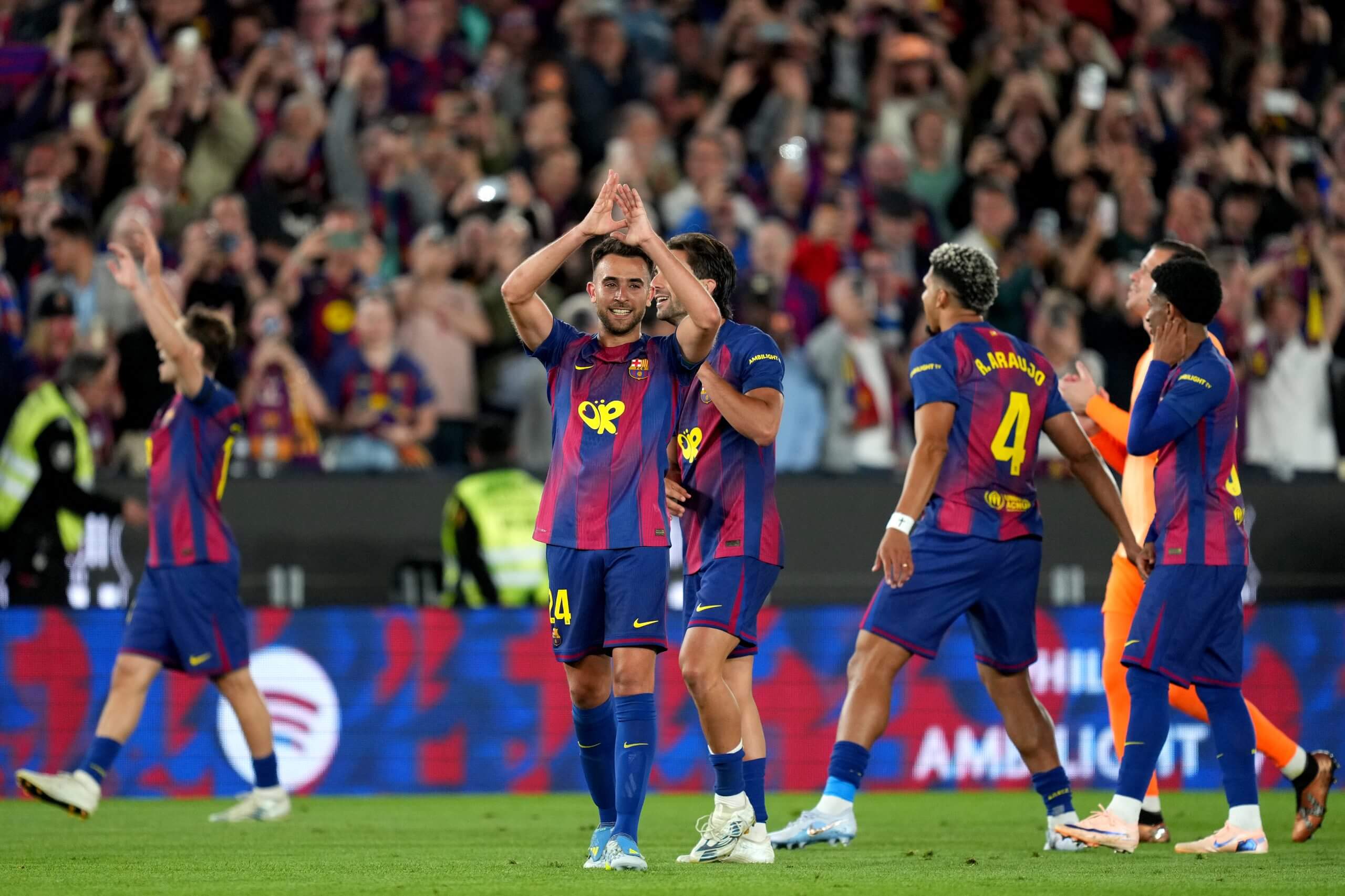 García y sus compañeros del Barcelona celebran su victoria en La Liga sobre el Real Madrid
