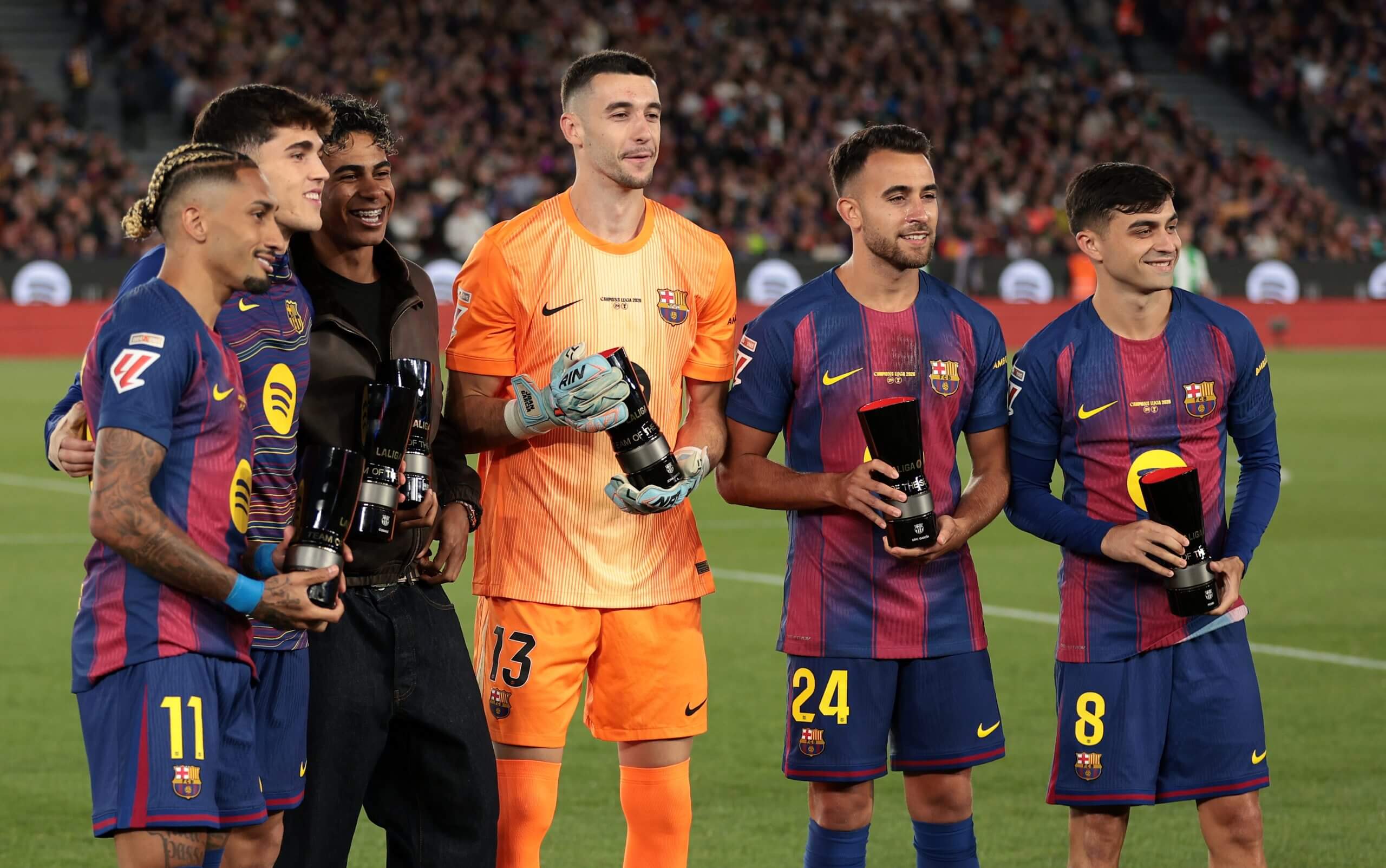 Rafinha, Pau Kubarczy, Lamine Yamal, Joan García, Eric García y Pedri posan con sus trofeos por estar en el Equipo del Año de La Liga.