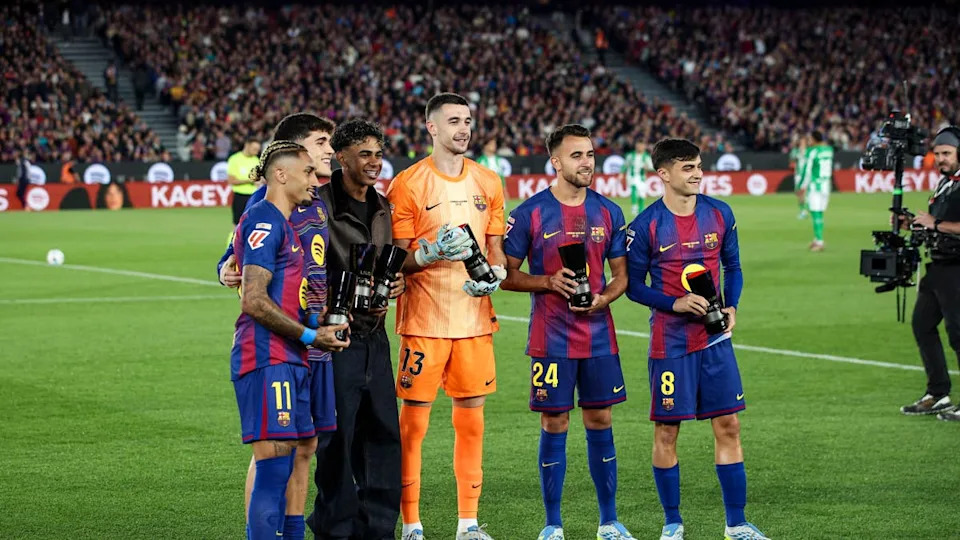 Rafina, Pau Kubarczy, Lamine Yamal, Joan García, Eric García y Pedro del FC Barcelona reciben el premio al Equipo de la Temporada de La Liga durante la temporada 2025/26 de La Liga EA Sports entre el FC Barcelona y el Real Betis Balompie en el estadio Spotify Camp Nou de Barcelona, ​​​​España, mayo de 2026. Gongora/NurPhoto vía Getty Images)
