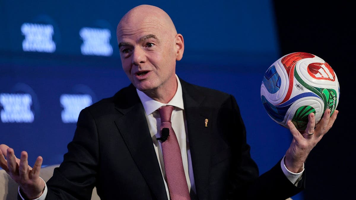 El presidente de la FIFA, Gianni Infantino, habla en una conferencia en Washington