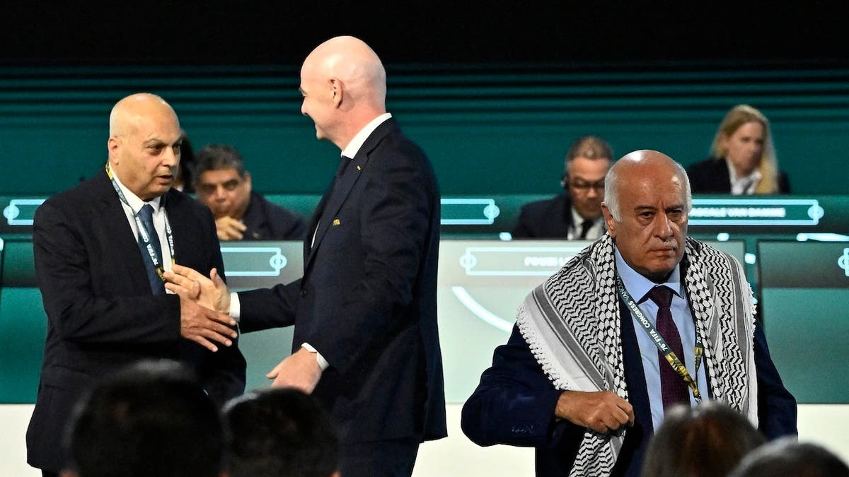 El presidente de la FIFA, Gianni Infantino, le da la mano al vicepresidente de la Asociación de Fútbol de Israel, Basim Sheikh Suliman (izquierda), mientras el presidente de la Asociación de Fútbol de Palestina, Jibril Rajoub (derecha), abandona el escenario en el 76º Congreso de la FIFA el 30 de abril de 2026 en Vancouver, Canadá.