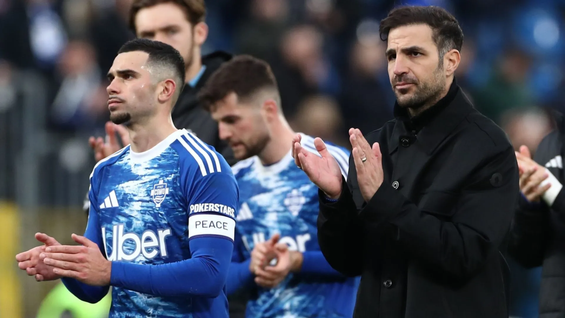 El entrenador del Como 1907, Cesc Fàbregas, reacciona ante los vítores de los aficionados al final del partido de la Serie A.